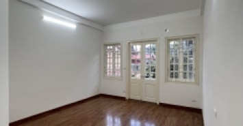 Bán gấp nhà phố Lạc Long Quân Ô tô  vào nhà KD 40m 4Tg MT 4,6m Chỉ 5,2 tỷ.