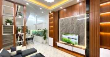 hiêm bán nhà hoàng quốc việt 

ô tô đỗ cổng cách 10 m ô tô tránh vỉa hè 2 bên