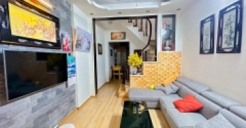 BÁN NHÀ HỒNG TIẾN 40M  DÂN XÂY CÒN MỐI NỘI THẤT SANG XỊN SỔ VUÔNG VẮN  Ô TÔ ĐỖ CỔNG ĐI VÀI BƯỚC RA MẶT PHỐ, CHỦ THIỆN CHÍ THƯƠNG LƯỢNG.