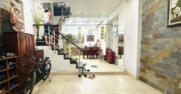 Bán nhà Quận Đống Đa 50m2 x 5 tầng, sát phố Thái Hà, khu vực sầm uất 6,9 tỷ