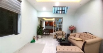 NHÀ GẦN PHỐ , Ô TÔ ĐỖ CỔNG , CHỦ ĐỂ LẠI TOÀN BỘ NỘI THẤT