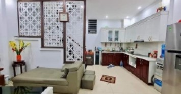 BÁN NHÀ CẦU GIẤY , TAY HỒ , ĐẸP LONG LANH , NGÕ THÔNG ,GẦN Ô TÔ