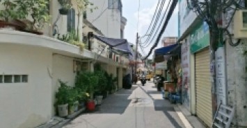 BÁN NHÀ QUẬN 7 
+ Kết Cấu Nhà: MT Đang Kinh Doanh gồm trệt, lầu, ST, gồm 2PN, 2WC, Sân Thượng, Bếp, Phòng Khách 
+ Phía sau có 8 Phòng Trọ Cho Thuê 
+ Hẻm Xe Hơi, Tiện Xây Mới