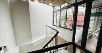 Nhà đẹp sát Hồ Tây, 41m2, 5 tầng, thoáng mát, giao thông thuận tiện, 5.85 tỷ