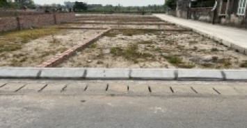 Bán lô đất sổ đỏ giá chỉ 495tr/lô nằm ngay mặt trục phố gần ủy ban phường ,sát khu đô thị Vinhomes Dương Kinh. 

Xung quanh dân cư đông đúc, điện cao áp, đường rộng thông ra tỉnh lộ 402.