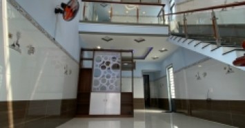 nhà 3 tầng. 4,5 tỷ nguyễn văn linh tân thuận tây Q7