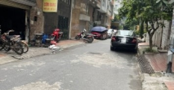 Khu cán bộ cao cấp Trung Kính  phân lô oto tránh hơn 50 m mà chỉ 12 tỷ, có vỉa hè đỗ xe ngày đêm .