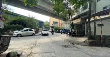 Ô TÔ TRÁNH TRƯỚC CỬA - VỊ TRÍ ĐẮC ĐỊA - SÁT CHỢ Thái THỊNH - NGÕ THÔNG TỨ TUNG - VỪA Ở VỪA KINH DOANH