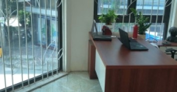 chính chủ cho thuê văn phòng tầng 2, đủ nội thất , có bàn giám đốc, bàn để hồ sơ, bàn tiếp khách
phù hợp làm văn phòng đại diện.