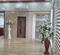 Cho thuê nhà có sân vườn dt 300m2 mặt đê Ngọc Thụy, Long Biên, HN